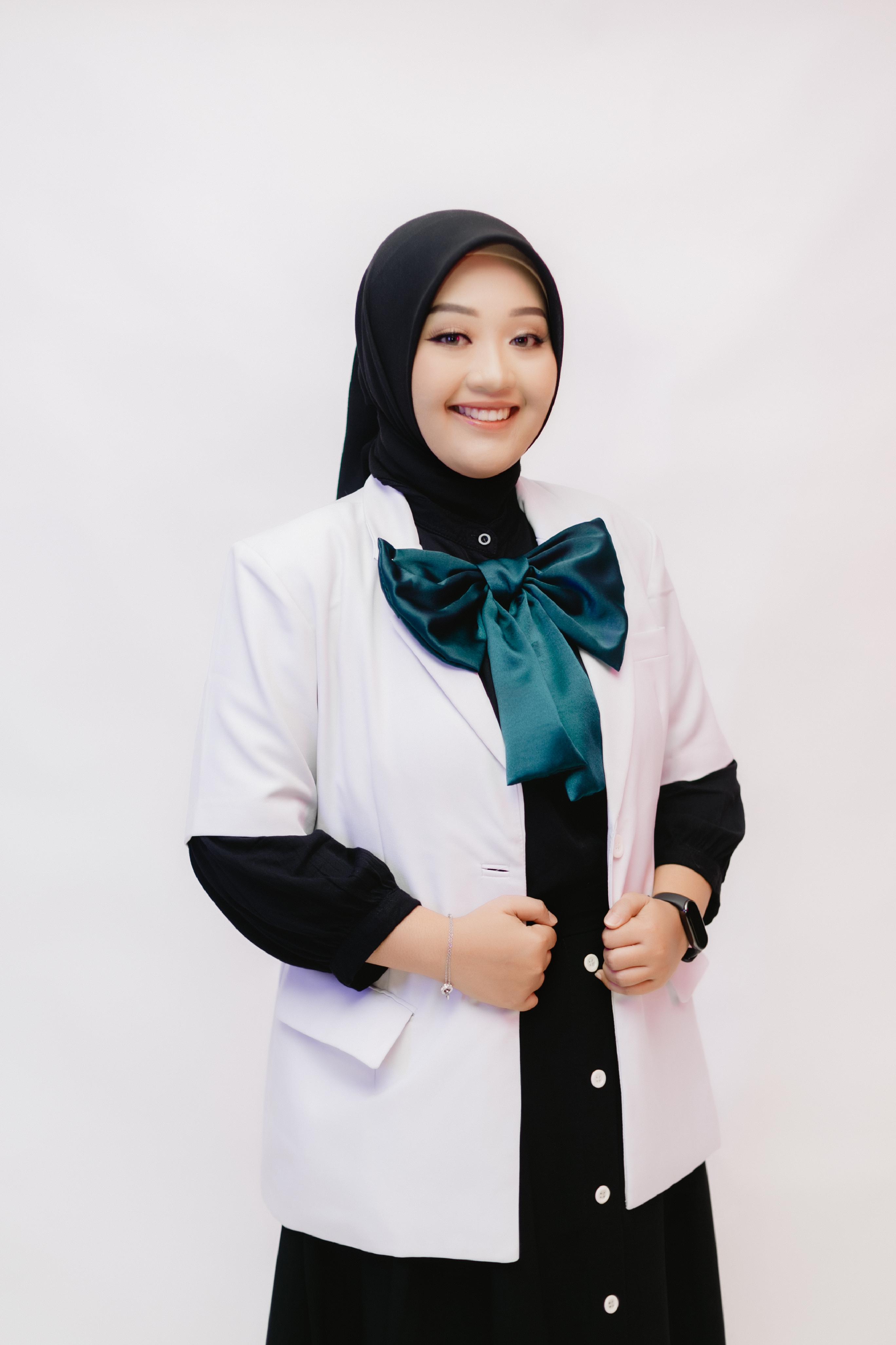 Dokter fourdental yang menyambut pasien dengan layanan personal